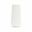 Vase XXL en Plastique pour Fleurs blanc avec forme haute et élancée, surface rainurée et design minimaliste pour une décoration intérieure moderne.