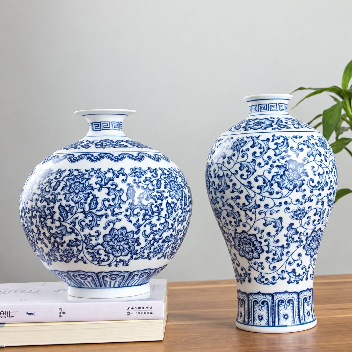 Vase en Porcelaine Bleu et Blanc avec Dessin de Lotus