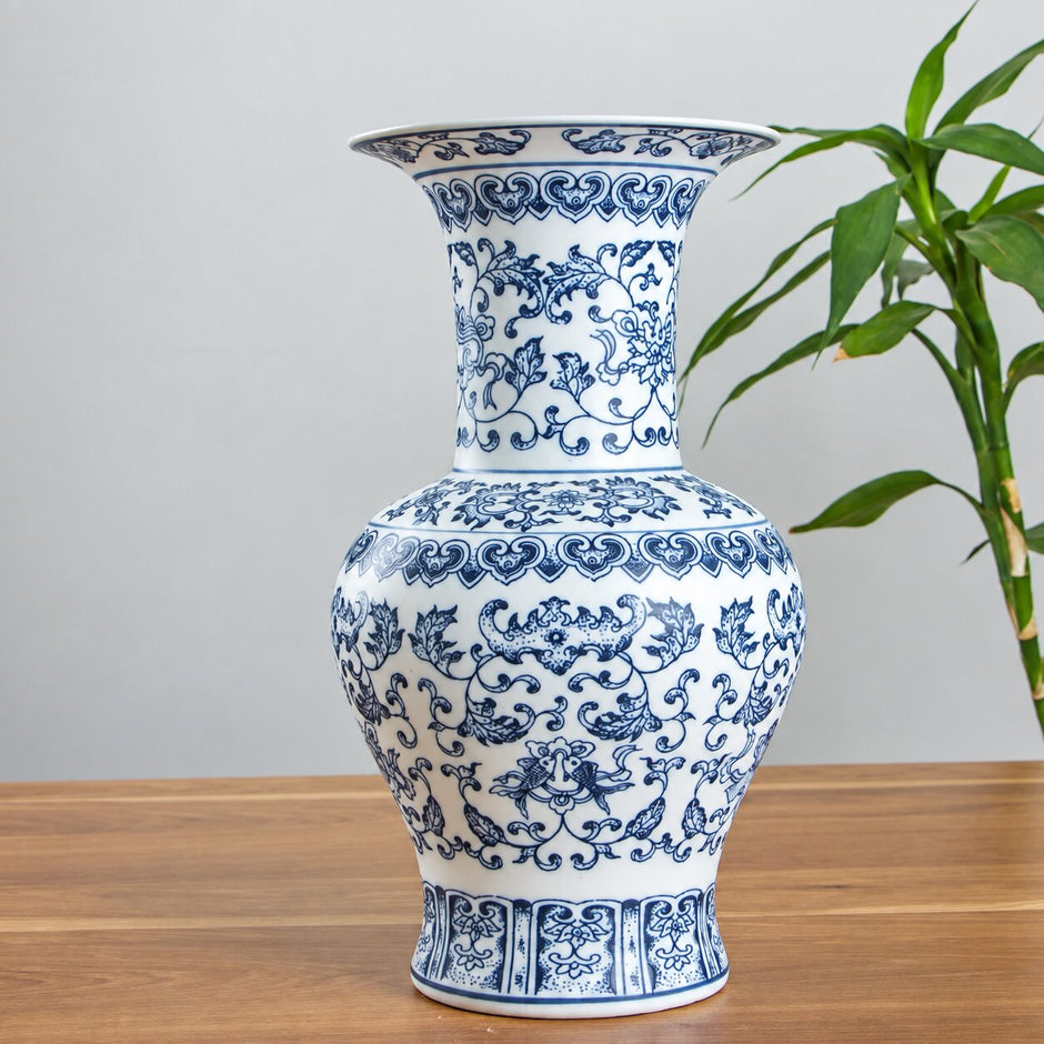 Vase en Porcelaine Bleu et Blanc avec Dessin de Lotus