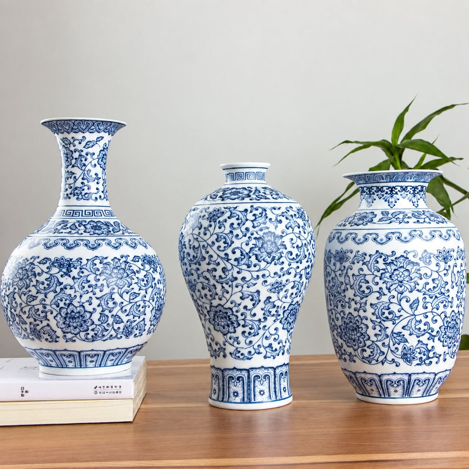Vase en Porcelaine Bleu et Blanc avec Dessin de Lotus