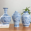 Vase en Porcelaine Bleu et Blanc avec Dessin de Lotus